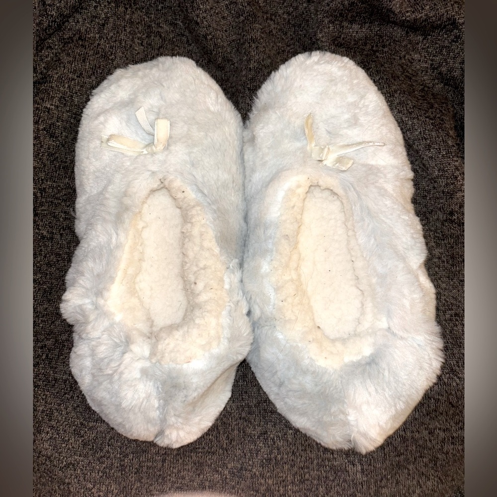 Women's unbranded white w/bluish tint Non-Slip felt sole slippers 8-9